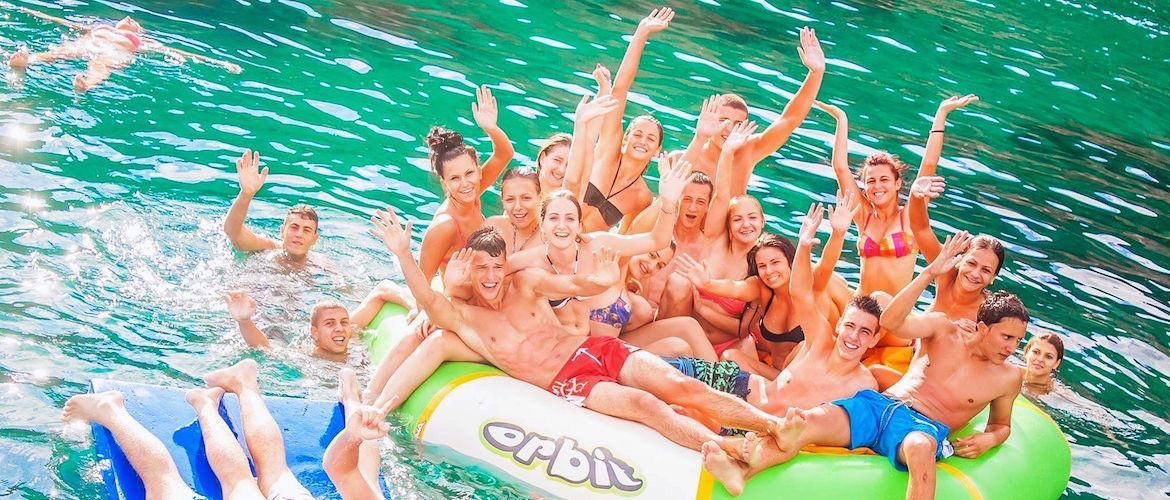 Parada para baño en una cala virgen de la Costa Brava durante la boat party con colchonetas