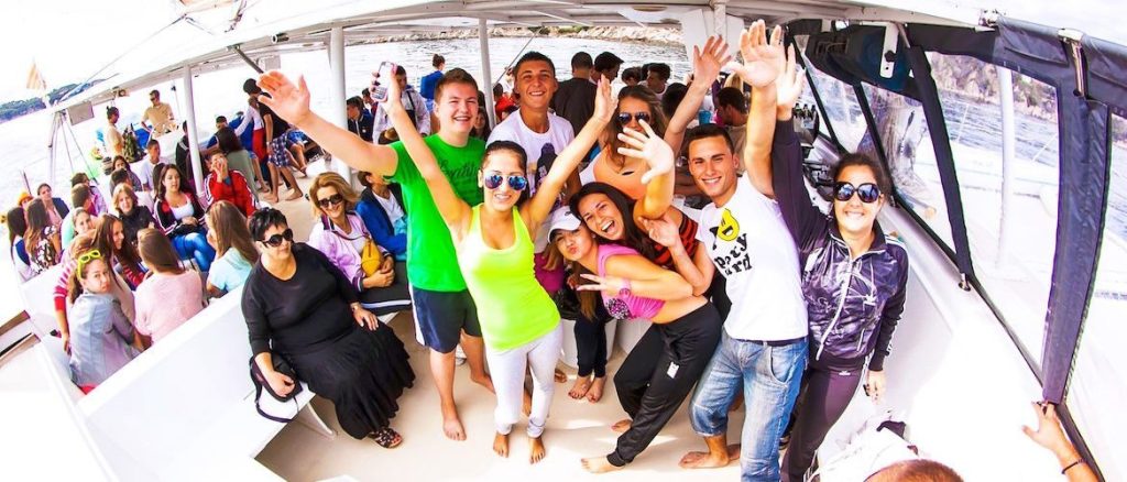 Pasajeros disfrutando de la barbacoa a bordo del catamarán de despedidas