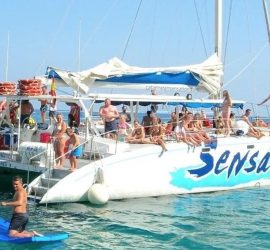 Grupo de jóvenes bailando y brindando en una fiesta en barco en Lloret de Mar Costa Brava